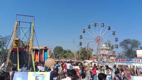 Devotees gathered in Baba Ramdev's fair, wrestling became the center of attraction