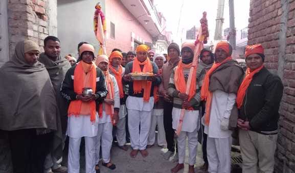 Prabhatpheri has arrived, chant the name of Satguru and devotees dance