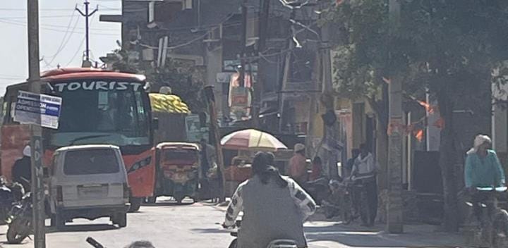 Bus stopped due to broken angle on canal bridge, jam