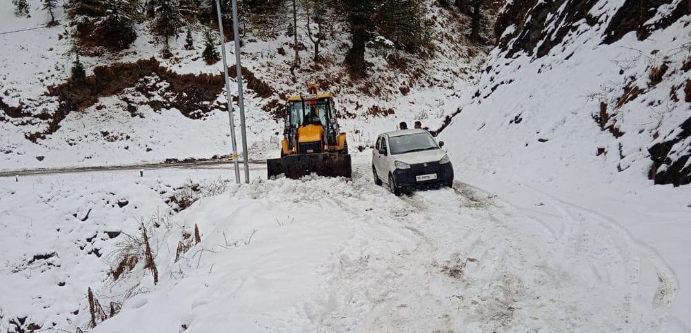 Four roads including Lambathach-Shatadhar are still closed due to snowfall