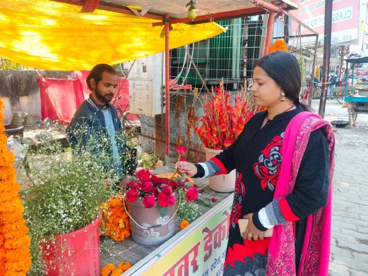 Valentine Week: Couples celebrated Rose Day by giving roses.