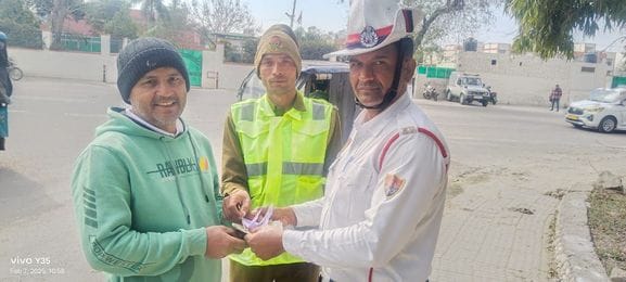 Police personnel showed honesty by returning the purse found on the road to its owner.
