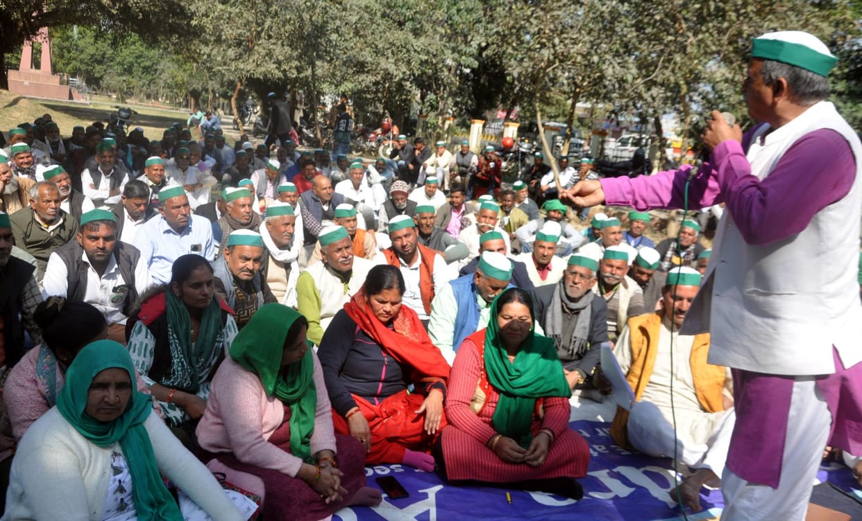 Farmers roared at the Collectorate, said- officers are acting arbitrarily