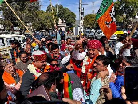 भागीरथ चौधरी के साथ जीत का जश्न मनाते भाजपा कार्यकर्ता