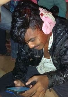 The criminal who snatched the mobile was beaten and handed over to the police.
