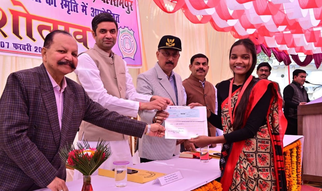 Gold medals and checks given to 10 students