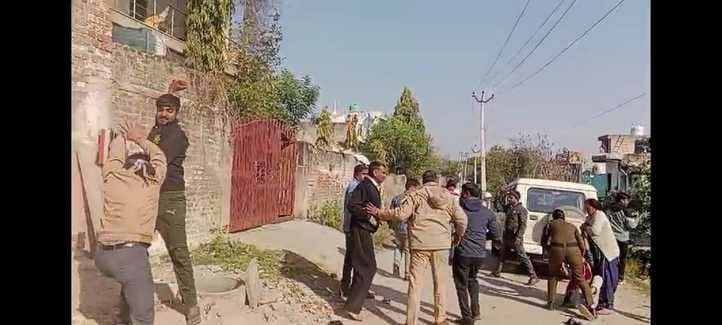 Petrol sprinkled to burn police car in Bhup Colony