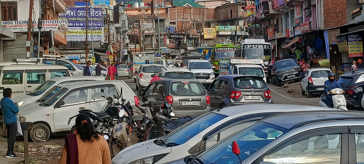 The outline of parking system in Ghumarwin has not materialized, there is a traffic jam.