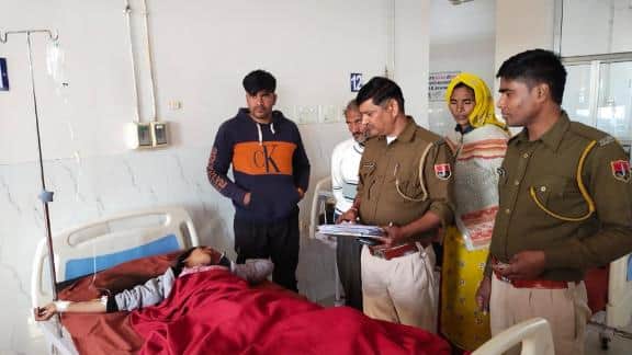 घायल से जानकारी लेती पुलिस