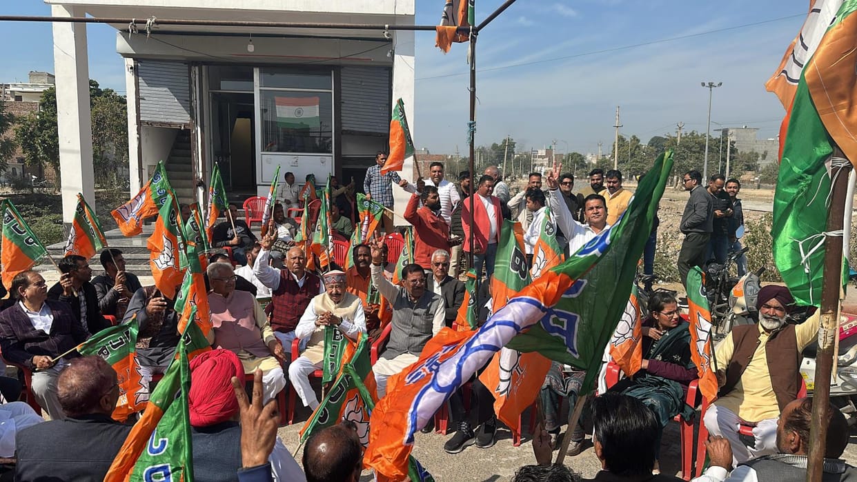 BJP workers celebrated BJP's victory in Delhi