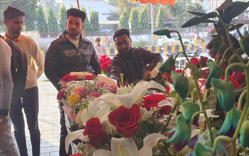 Roses showed their tantrums on Rose Day, sold for up to Rs. 300