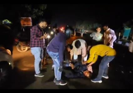 Minister stopped the convoy and took the young man to the hospital