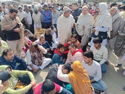 Farmer died after being crushed by a crane, villagers created a ruckus by blocking the road