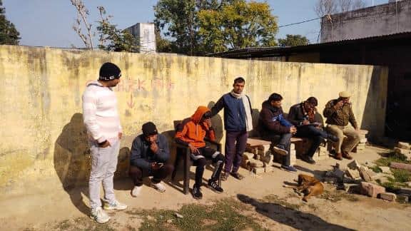 खूनी संघर्ष के बाद मौके पर मौजूद परिजन व पुलिस फोर्स 