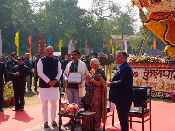 Surendra of Hasanpur received honor from the Governor for better production of turmeric