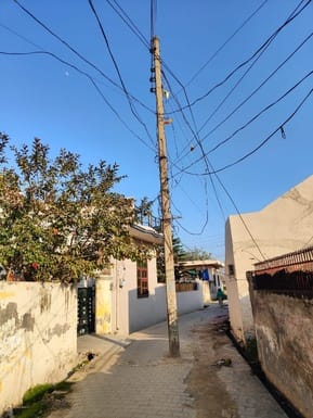High tension wires passing through the roof, this is the identity of the ward
