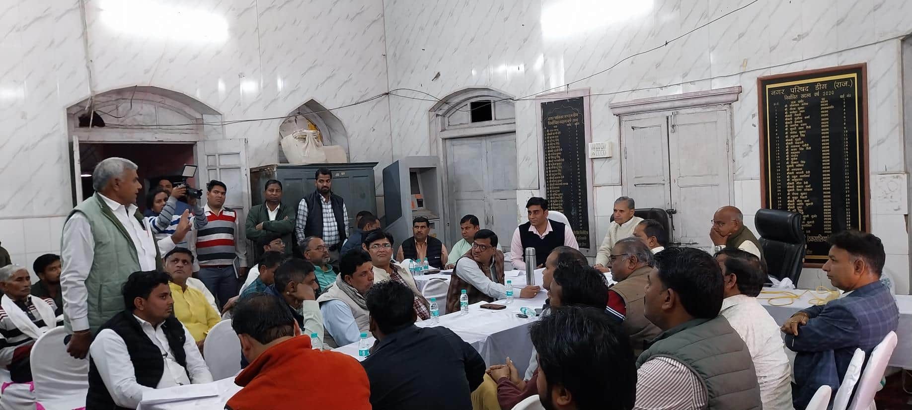 नगर परिषद की बजट बैठक में मौजूद पार्षद 