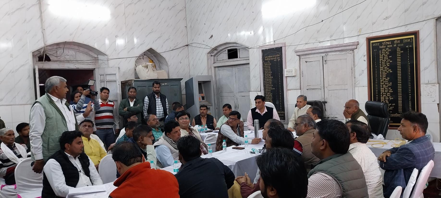 नगर परिषद की बजट बैठक में मौजूद पार्षद 