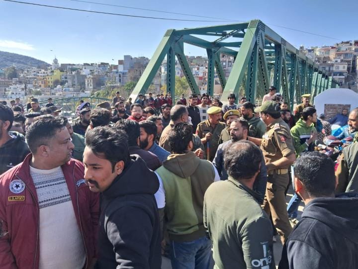 Traders blocked the bridge, protested against the administration