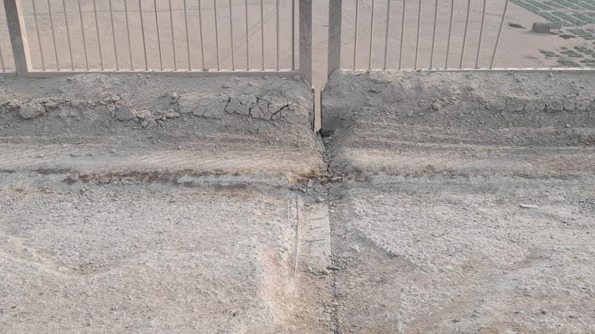 The condition of the estuary bridge is dilapidated, cracks are visible