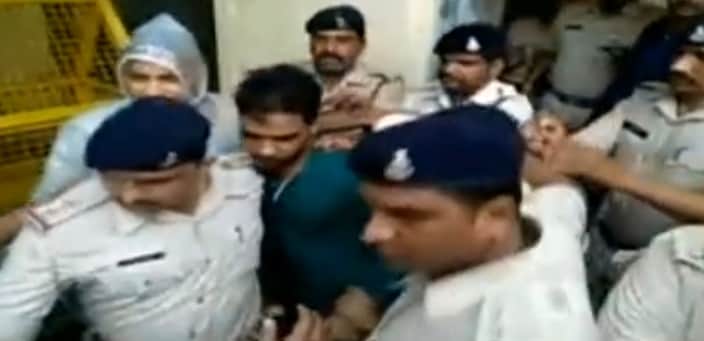 पुलिस गिरफ्त में आरोपी