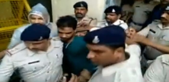 पुलिस गिरफ्त में आरोपी
