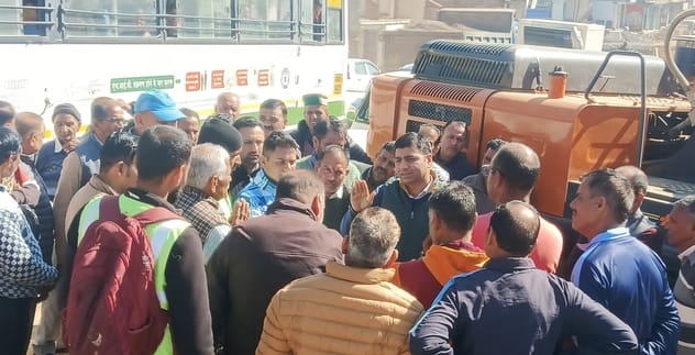 Due to four lane traffic, farmers got angry, blocked NH in Shahpur.
