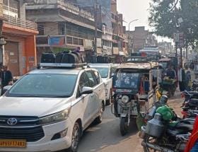 Crowd of devotees from Maha Kumbha gathered and traffic jam occurred