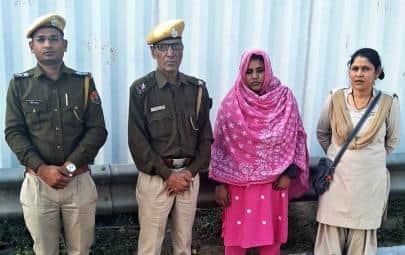 धौलपुर पुलिस द्वारा गिरफ्तार की गई महिला आरोपी।
