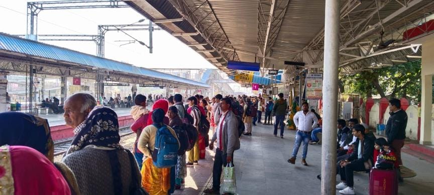 Kumbh special arrived one and a half hour late, passengers had to wait
