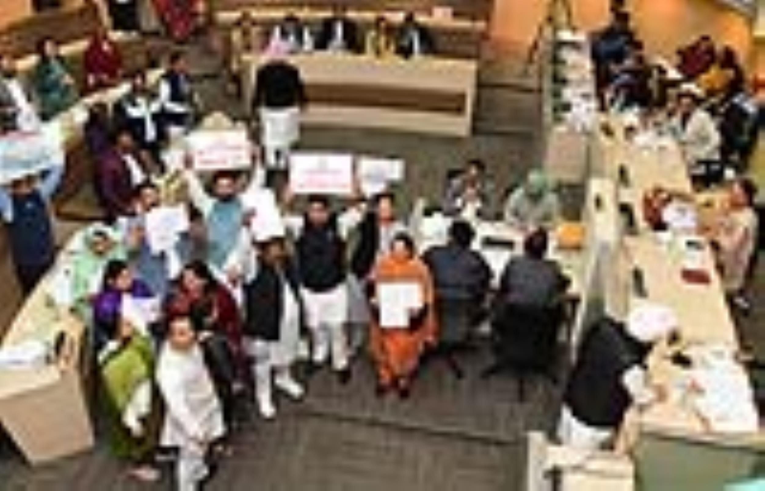 AAP-Congress surrounded BJP on the issue of ownership rights, waved posters in the House