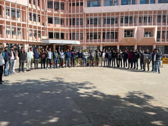 Employees protested against giving show cause notice to power engineers