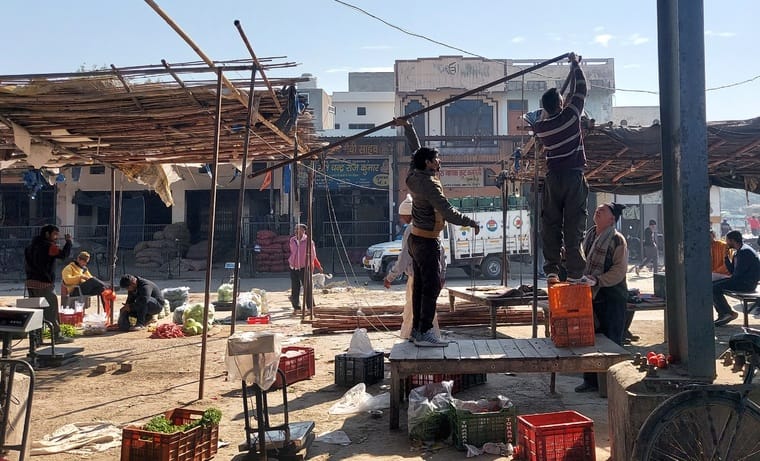 Market committee gave notice to the operators to remove the fence in three days