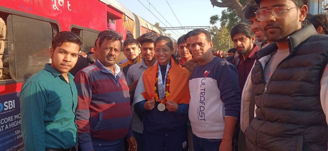 Diya Singla won silver in Yogasana, welcomed by the city residents