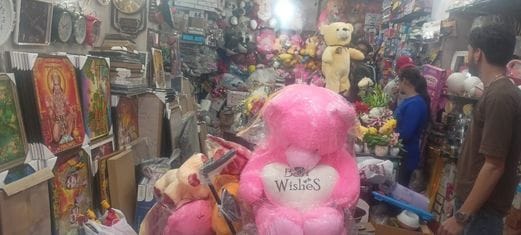 Valentine's Week... Musical teddy bears worth up to Rs 5,000 were sold in the markets.