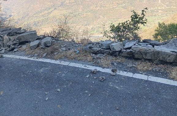 Had there been a crash barrier on the roadside, the accident would have been averted