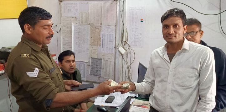 50 thousand rupees found in the pocket of the driver injured in the accident were returned to the businessman