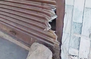 Thieves uprooted the shutter of the shop and stole the mobile phone
