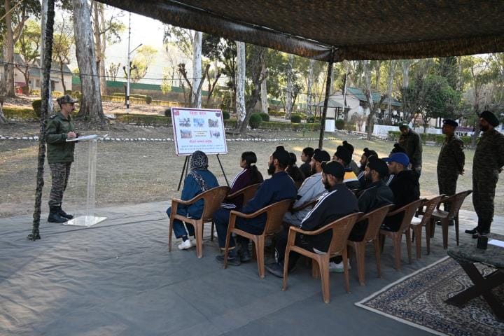 छात्रों को शिक्षित करते सेना के जवान।    स्रोत : सेना