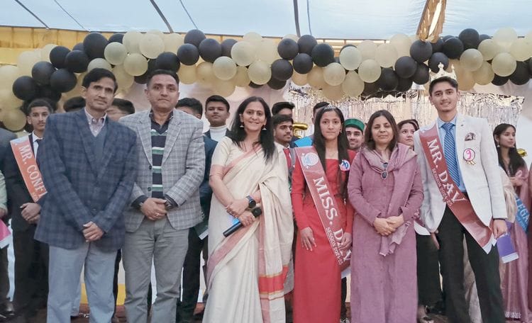 Farewell ceremony celebrated with great enthusiasm at DAV School Dattanagar