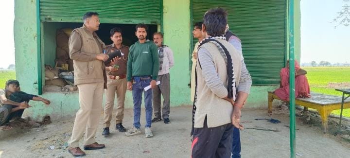 They broke the lock of the wholesale shop and took away grains worth two lakhs