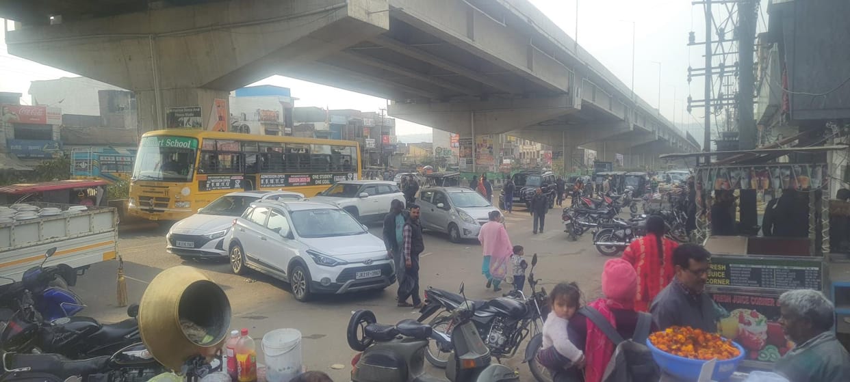 Jam due to haphazard parking at the main square; Pedestrians worried, administration silent