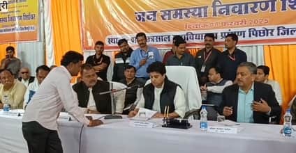 जनसुनवाई करते मंत्री सिंधिया।