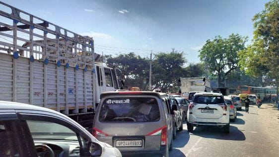 There was a jam on the highway for the whole day due to axle breakage