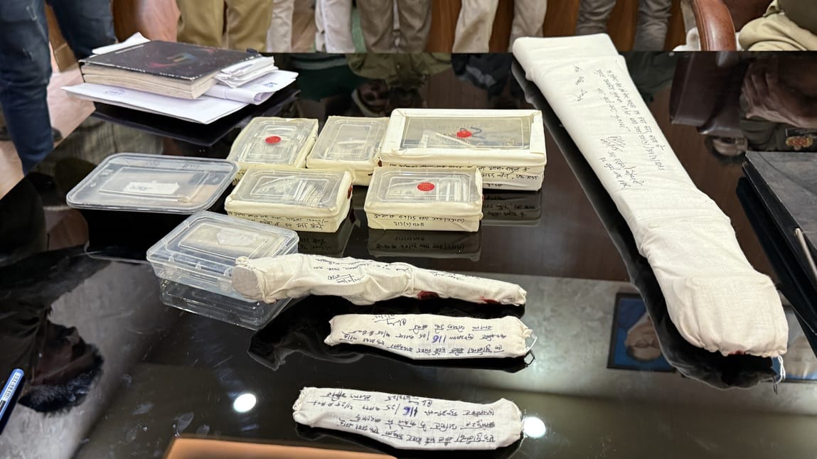 Five arrested along with jewelery worth lakhs and Rs 90 thousand cash