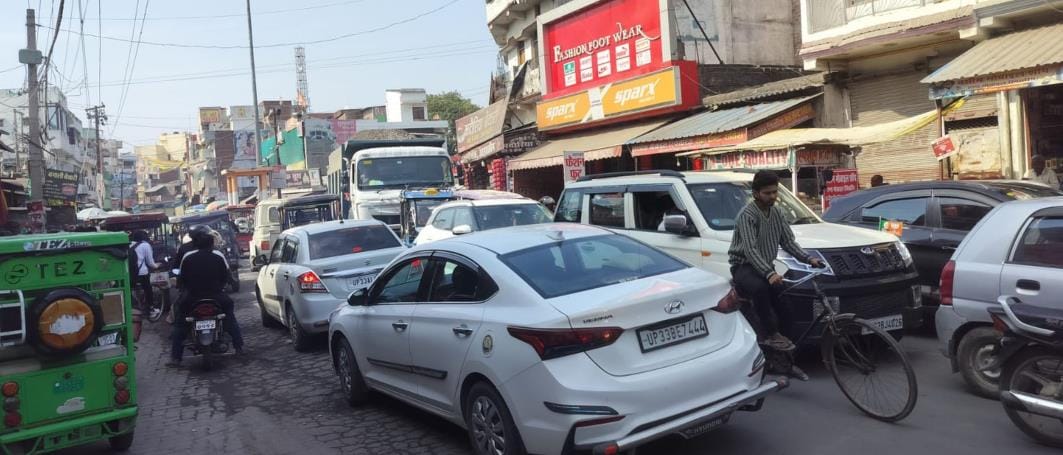 Vehicles increased on Prayagraj route, people stuck in jam