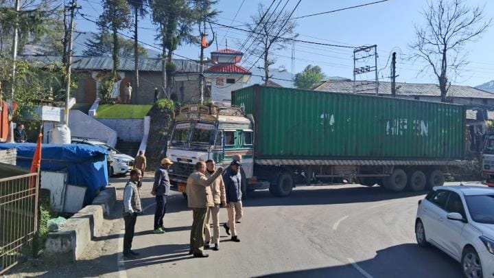 Container stuck in Jogindernagar, jammed