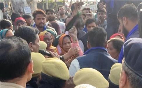 ASPA Kanshiram workers staged a four-hour sit-in protest at the Divisional Commissioner's office