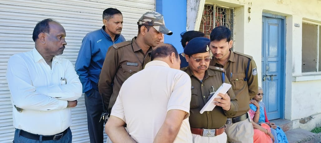 Miscreants robbed an elderly woman in broad daylight from the heart of the city