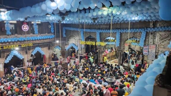 Devotees unable to offer Prasad to Thakurji at Banke Bihari Temple in Vrindavan